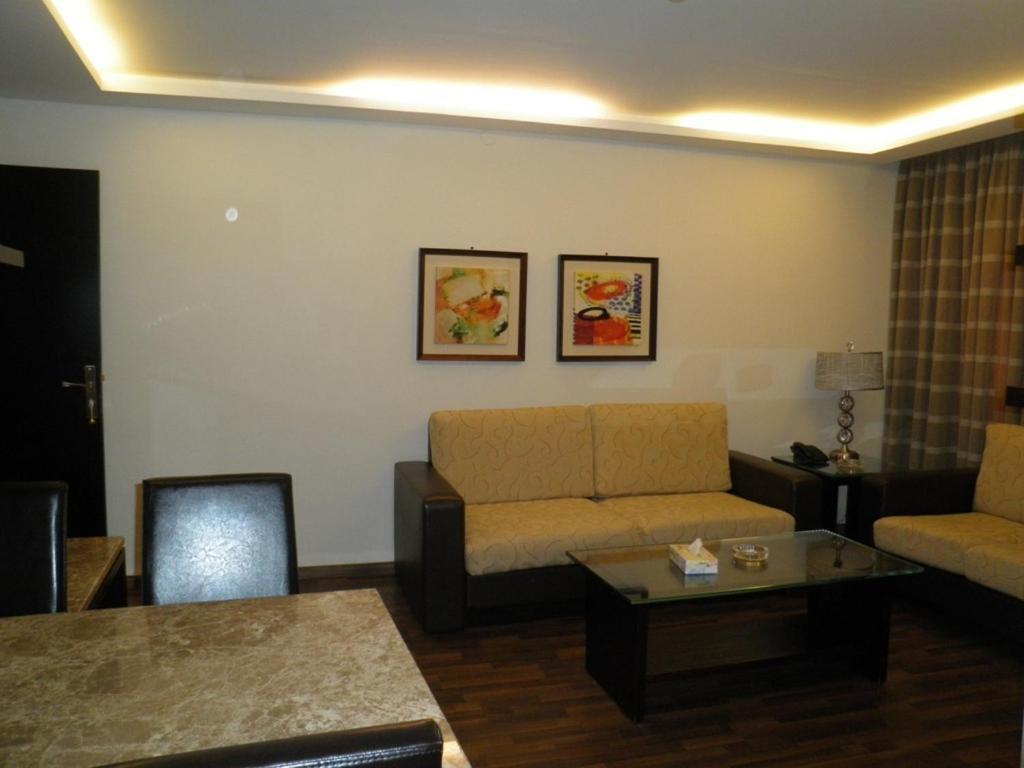 Granada Suites Hotel Amán Habitación foto